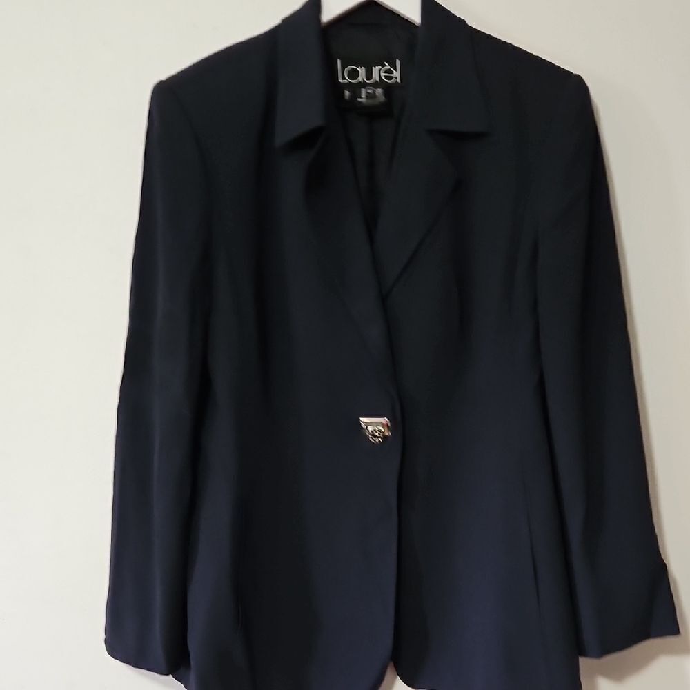 LAUREL Blazer with Notched Lapel and Structured Silhouette